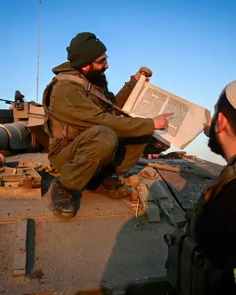 חיילי צה"ל קוראים מגילת אסתר ברמת הגולן | מיכאל גלעדי - פלאש 90