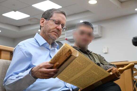 נשיא המדינה בקריאת מגילה עם לוחמי יחידת דובדבן | חיים צח, לע"מ