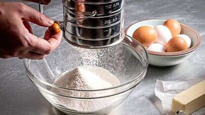 אם מנפים קמח, הוא הופך לאווררי ופחות צפוף | סקוט סוצ'מן; עיצוב אוכל: ניקולה ג'סטין דייוויס, וושינגטון פוסט אם מנפים קמח, הוא הופך לאווררי ופחות צפוף | סקוט סוצ'מן; עיצוב אוכל: ניקולה ג'סטין דייוויס, וושינגטון פוסט