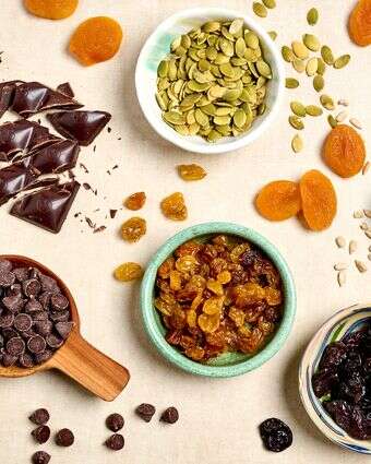 תחליפים לאגוזים כוללים פירות יבשים, שוקולד וזרעים, כמו דלעת או חמניות | פגי קורמרי עבור הוושינגטון פוסט