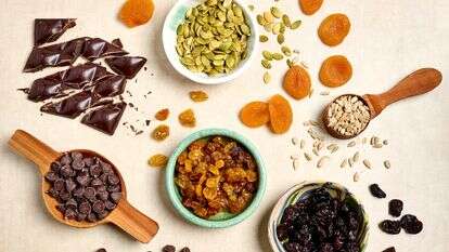 תחליפים לאגוזים כוללים פירות יבשים, שוקולד וזרעים, כמו דלעת או חמניות | פגי קורמרי עבור הוושינגטון פוסט תחליפים לאגוזים כוללים פירות יבשים, שוקולד וזרעים, כמו דלעת או חמניות | פגי קורמרי עבור הוושינגטון פוסט