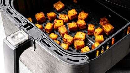 קוביות טופו בטיגון אוויר מקבלות ציפוי פריך וקראנצ'י | הוושינגטון פוסט מאת סקוט סוצ'מן