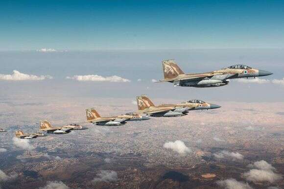 מטוסי קרב F-15 בדרכם לתקיפה בטהרן | דובר צה"ל מטוסי קרב F-15 בדרכם לתקיפה בטהרן | דובר צה"ל