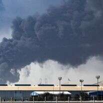 עשן שחור סמיך מיתמר באוויר מעל נמל ג'בל עלי לאחר שנפגע משברי טיל שיורט על ידי איראן, בדובאי, איחוד האמירויות הערביות | EPA