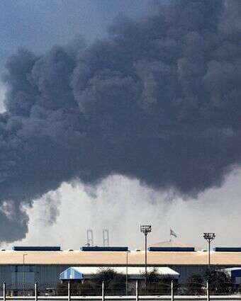 עשן שחור סמיך מיתמר באוויר מעל נמל ג'בל עלי לאחר שנפגע משברי טיל שיורט על ידי איראן, בדובאי, איחוד האמירויות הערביות | EPA