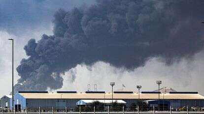 עשן שחור סמיך מיתמר באוויר מעל נמל ג'בל עלי לאחר שנפגע משברי טיל שיורט על ידי איראן, בדובאי, איחוד האמירויות הערביות | EPA