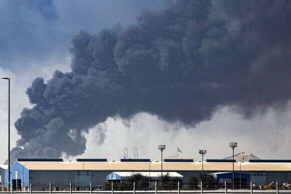 עשן שחור סמיך מיתמר באוויר מעל נמל ג'בל עלי לאחר שנפגע משברי טיל שיורט על ידי איראן, בדובאי, איחוד האמירויות הערביות | EPA