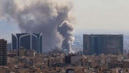 טהרן לאחר הפצצה במבצע שאגת הארי | ATTA KENARE / AFP