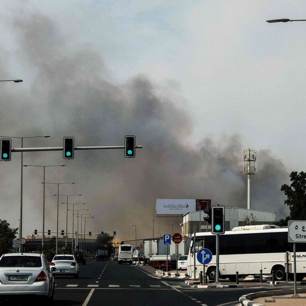 ענן עשן שעולה מתקיפה איראנית שדווחה ברובע התעשייה של דוחה בירת קטאר, מבצע "שאגת הארי" | AFP