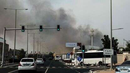 הגים חולפים על פני ענן עשן שעולה מתקיפה איראנית שדווחה ברובע התעשייה של דוחא | AFP