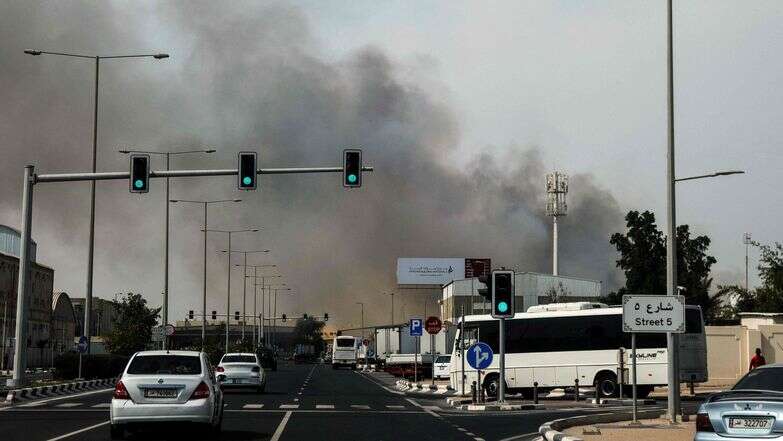 ענן עשן שעולה מתקיפה איראנית שדווחה ברובע התעשייה של דוחה בירת קטאר, מבצע "שאגת הארי" | AFP