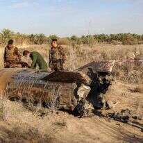 קצינים ממנהלת חומרי הנפץ של משרד הפנים העיראקי בודקים את מיכל הדלק של רקטה שנחתה בכפר כפרי באזור סיחי ליד העיר חילאה במחוז באביל | כראר ג'אבר / AFP