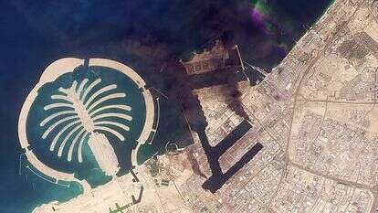 ענני עשן מתנשאים בדובאי לאחר פגיעת טיל | 2026 Planet Labs PBC / AFP