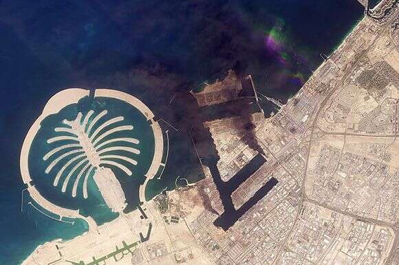 ענני עשן מתנשאים בדובאי לאחר פגיעת טיל | 2026 Planet Labs PBC / AFP