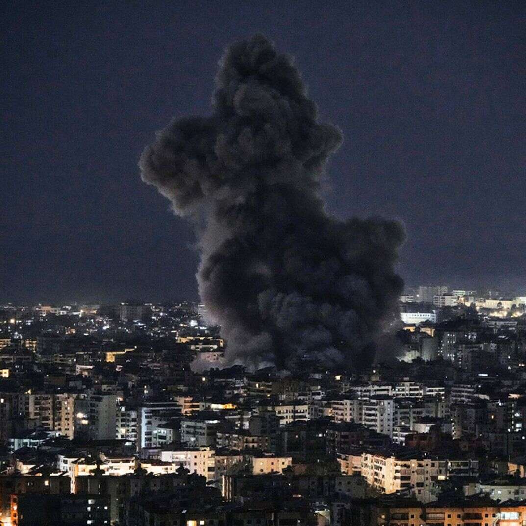 עשן עולה מתקפות אוויריות ישראליות בדאחיה | AP/בילאל חוסיין