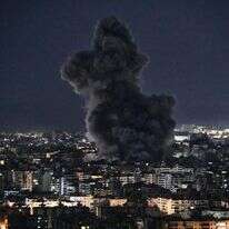 עשן עולה מתקפות אוויריות ישראליות בדאחיה | AP/בילאל חוסיין