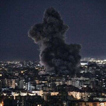 עשן עולה מתקפות אוויריות ישראליות בדאחיה | AP/בילאל חוסיין