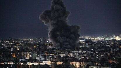 עשן עולה מתקפות אוויריות ישראליות בדאחיה | AP/בילאל חוסיין