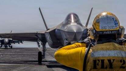 מטוס F-35C לייטנינג II מתכונן לשיגור על סיפון הטיסה של ספינת הקרב אברהם לינקולן | U.S. Navy via AP