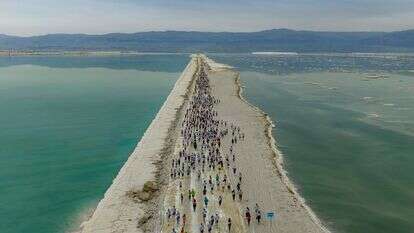 עשרות אלפי רצים משתתפים במרתון ים המלח השנתי ב-6 בפברואר 2026 | חיים גולדברג, פלאש 90 עשרות אלפי רצים משתתפים במרתון ים המלח השנתי ב-6 בפברואר 2026 | חיים גולדברג, פלאש 90