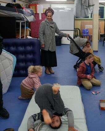 משפחות מתכוננות לבלות את הלילה במקלט ציבורי במרכז ירושלים | רחל אלרואי, פלאש 90