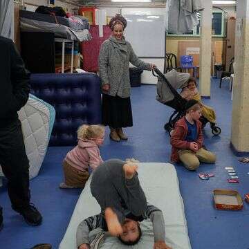 משפחות מתכוננות לבלות את הלילה במקלט ציבורי במרכז ירושלים | רחל אלרואי, פלאש 90