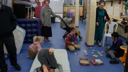 משפחות מתכוננות לבלות את הלילה במקלט ציבורי במרכז ירושלים | רחל אלרואי, פלאש 90