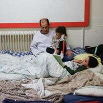 משפחות מתכוננות לבלות את הלילה במקלט ציבורי במרכז ירושלים | רייצ'ל אלרואי/Flash90