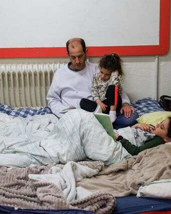 משפחות מתכוננות לבלות את הלילה במקלט ציבורי במרכז ירושלים | רייצ'ל אלרואי/Flash90