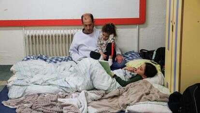 משפחות מתכוננות לבלות את הלילה במקלט ציבורי במרכז ירושלים | רייצ'ל אלרואי/Flash90