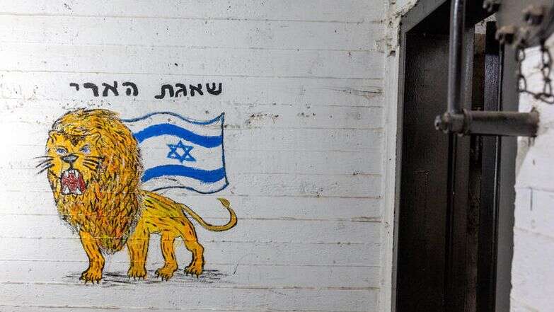 ציור "שאגת הארי" במקלט בפתח תקווה | חיים גולדברג, פלאש 90