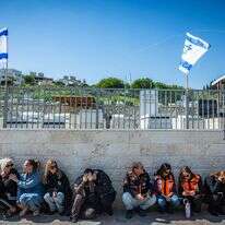 חברים ובני משפחה תופסים מחסה בזמן אזעקות בהלווייתן של רונית אלמליך ואמה שרה אלמליך, שנהרגו בתקיפת טילים בליסטיים איראניים בבית שמש | יונתן זינדל, פלאש 90 חברים ובני משפחה תופסים מחסה בזמן אזעקות בהלווייתן של רונית אלמליך ואמה שרה אלמליך, שנהרגו בתקיפת טילים בליסטיים איראניים בבית שמש | יונתן זינדל, פלאש 90