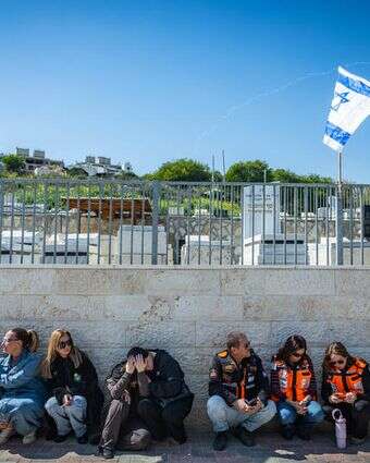 חברים ובני משפחה תופסים מחסה בזמן אזעקות בהלווייתן של רונית אלמליך ואמה שרה אלמליך, שנהרגו בתקיפת טילים בליסטיים איראניים בבית שמש | יונתן זינדל, פלאש 90 חברים ובני משפחה תופסים מחסה בזמן אזעקות בהלווייתן של רונית אלמליך ואמה שרה אלמליך, שנהרגו בתקיפת טילים בליסטיים איראניים בבית שמש | יונתן זינדל, פלאש 90