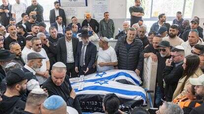 הנרצחים מפגיעת הטיל בבית שמש מובאים למנוחות | יונתן זינדל, פלאש 90