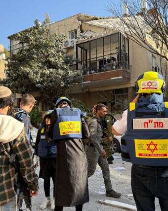 מתנדבי מד"א באחת מזירות שברי היירוט | דוברות מד"א