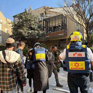 מתנדבי מד"א באחת מזירות שברי היירוט | דוברות מד"א