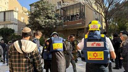 מתנדבי מד"א באחת מזירות שברי היירוט | דוברות מד"א מתנדבי מד"א באחת מזירות שברי היירוט | דוברות מד"א