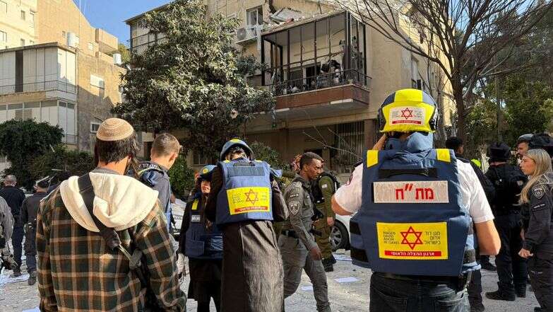 מתנדבי מד"א באחת מזירות שברי היירוט | דוברות מד"א