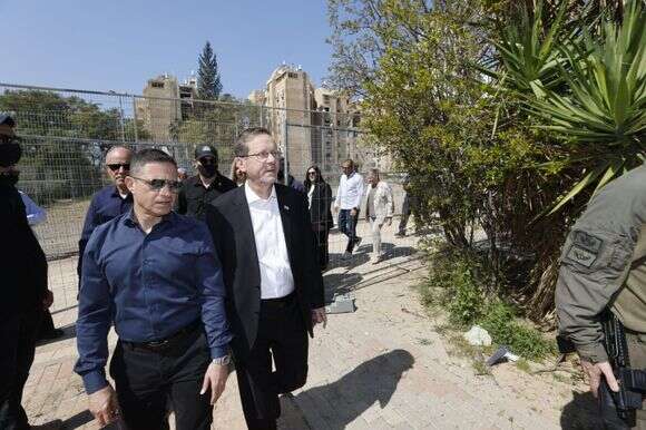 הנשיא יצחק הרצוג וראש עיריית באר שבע רוביק דנילוביץ במקום נפילת הטיל | יוסי זמיר