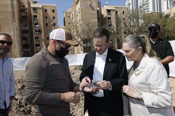 הנשיא יצחק הרצוג ורעייתו מיכל במקום נפילת הטיל בבאר שבע | יוסי זמיר