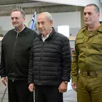ראש הממשלה נתניהו, שר הביטחון ישראל כ"ץ והרמטכ"ל אייל זמיר בבסיס חיל האוויר בפלמחים | מעיין טואף/ לע״מ