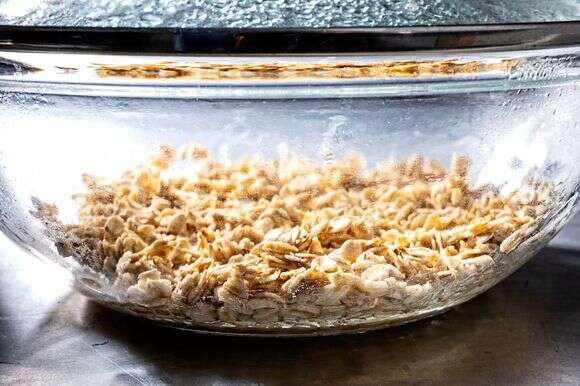 השריית שיבולת שועל במים רותחים עוזרת לה להתרכך ולהעניק לחות למאפים | סקוט סוצ'מן, וושינגטון פוסט