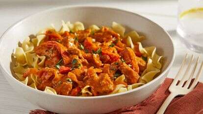 עוף ופלפלים ברוטב פפריקה | טום מקורקל, עיצוב אוכל מאת ג'ינה ניסטיקו עבור הוושינגטון פוסט