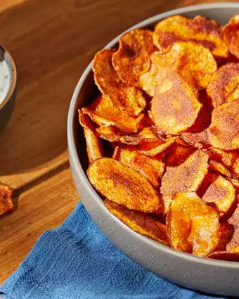 צ'יפס תפוחי אדמה פפריקה  עם מטבל יוגורט | טום מקורקל, עיצוב אוכל מאת ג'ינה ניסטיקו עבור הוושינגטון פוסט