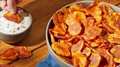 צ'יפס תפוחי אדמה פפריקה  עם מטבל יוגורט | טום מקורקל, עיצוב אוכל מאת ג'ינה ניסטיקו עבור הוושינגטון פוסט