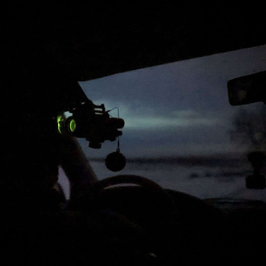 חיילים נוהגים במכונית עם מכשיר ראיית לילה כשהם מתכוננים להטיס כטייס סיור בלתי מאויש, אילוסטרציה | EPA/PRESS SERVICE OF THE 24 MECHANIZED BRIGADE