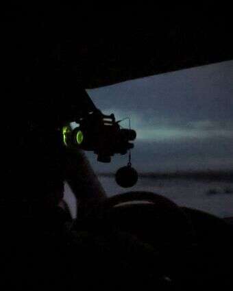 חיילים נוהגים במכונית עם מכשיר ראיית לילה כשהם מתכוננים להטיס כטייס סיור בלתי מאויש, אילוסטרציה | EPA/PRESS SERVICE OF THE 24 MECHANIZED BRIGADE