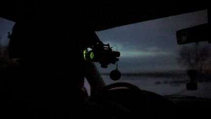 חיילים נוהגים במכונית עם מכשיר ראיית לילה כשהם מתכוננים להטיס כטייס סיור בלתי מאויש, אילוסטרציה | EPA/PRESS SERVICE OF THE 24 MECHANIZED BRIGADE