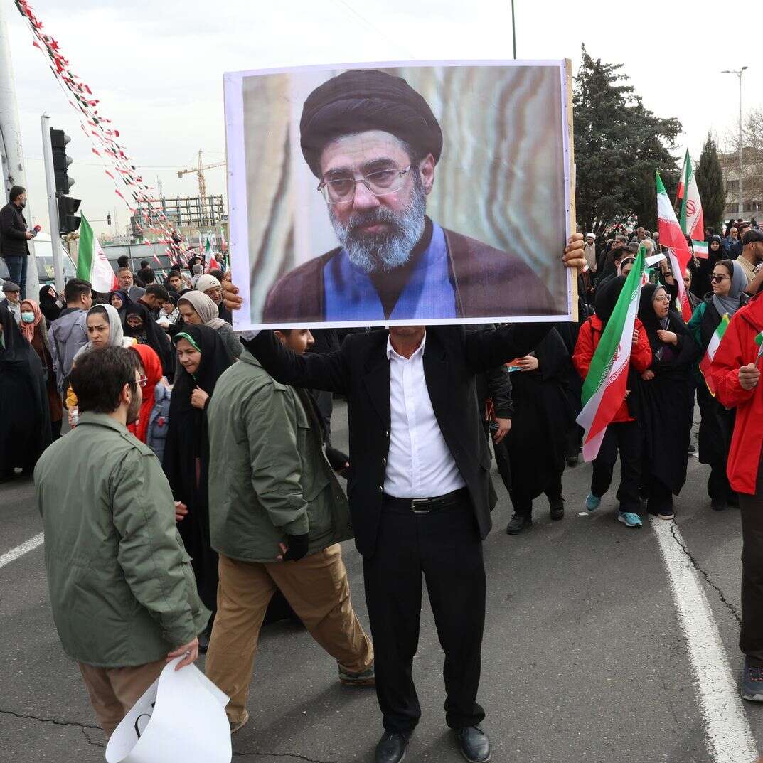 גבר איראני מחזיק תמונה של מוג'תבא חמינאי, בנו של המנהיג העליון של איראן, כשהוא משתתף בחגיגות 47 שנה למהפכה האסלאמית בטהרן | EPA גבר איראני מחזיק תמונה של מוג'תבא חמינאי, בנו של המנהיג העליון של איראן, כשהוא משתתף בחגיגות 47 שנה למהפכה האסלאמית בטהרן | EPA