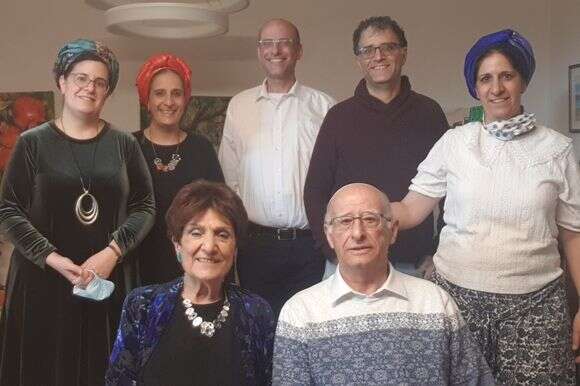 מאיר ושושנה בקשי עם ילדיהם. מימין לשמאל: מוריה, יונדב, אביעד, תהילה ונעמה | באדיבות המשפחה